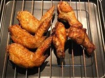 step10: 炸至金黃色的雞翅瀝油備用；