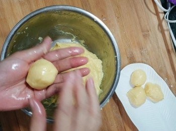 step10: 將面團分成大小相同的劑子，滾圓。（手上在涂抹少許油，不然面團會粘手，匙表面也需要涂抹一些油）