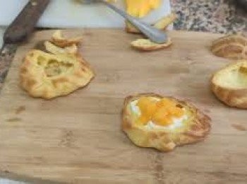 step21: 先擠上一層奶油 , 再放上放上芒果肉 
再擠上一層奶油 
翅膀 和頭部放入