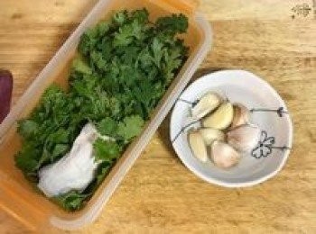 step3: 香菜洗淨後，用可飲用水浸洗兩次後瀝乾備用；蒜頭用可飲用水洗淨；