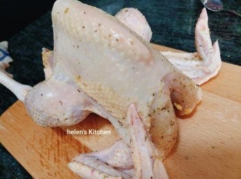 step3: 醃料抹均雞全身。包括里面。