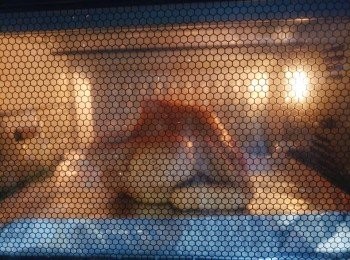 step6: 焗爐預熱200度，焗50分鐘后搽蜜糖再焗10分鐘即可。