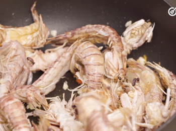 step5: 將炸好之瀨尿蝦加入,並撒上椒鹽兜炒。Mix Mantis shrimp and garlic, chilli, sprinkle spiced salt and done