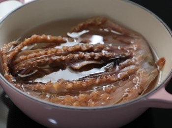 step1: 章魚、豬脊骨及<a href="https://bit.ly/3kLFTWO" target="_blank" data-keyword="雞腳" class="guide-link"><strong>雞腳</strong></a> <span style="display:inline-block;vertical-align:middle;margin-top:-3px;color:initial;border-radius:3px;padding:2px 3px;font-size:12px;line-height:14px;background:#87d300;color:#fff;">即買</span> 飛水