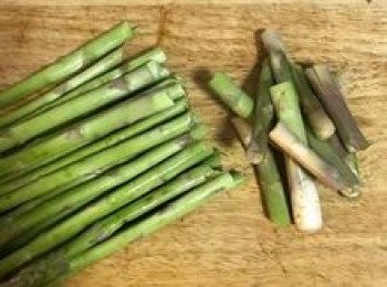 step4: 蘆筍先用折的方式，將較老的部份折除不用。