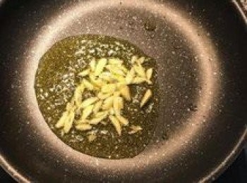 step7: 炒鍋中下橄欖油，將蒜片炒香；
