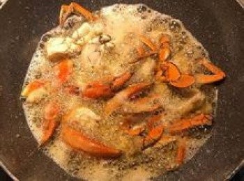 step4: 螃蟹入鍋煎炸個5分鐘；