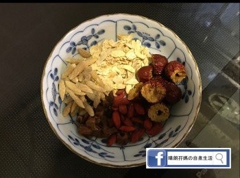 step1: 所有材料浸洗乾淨，紅棗去核備用。