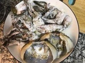 step3: 深鍋中放1碗油燒熱；
在螃蟹上均勻撒1/2茶匙的鹽、白胡椒粉、1/2湯匙的米酒拌勻後，再薄薄的灑上地瓜粉或木薯粉。