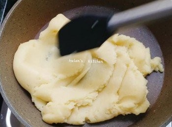 step6: 再開小火。如圖中手法翻拌至面團表面好似有層薄膜即可。大約3~4分中。留意要不停翻拌。以免煮焦面團。