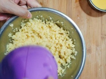 step8: 每次加入都要用電動攪拌器打至面團和蛋液完全攪拌均勻。