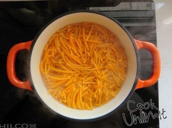 step4: 煲滾水下橙皮，滾5分鐘，然後瀝乾水份