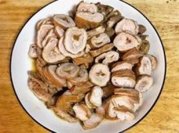 step8: 趁煮高湯時可將退冰的滷大腸先切厚片；