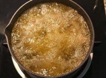 step8: 因油鍋小故雞翅分批炸，二節翅入鍋後炸5分鐘至上色金黃後起鍋瀝油；小雞腿則是炸6分鐘後起鍋瀝油；