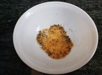 step2: 除老抽外將其余醃料放入一碗內混合均勻。