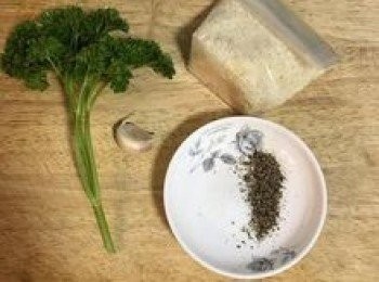 step5: 用小鍋起油鍋準備炸雞翅；同時間可準備帕馬森起司的拌料；巴西里葉洗淨後瀝乾；