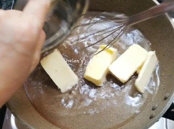 step2: 不粘鍋倒入水同牛油，開小火煮至牛油融化。