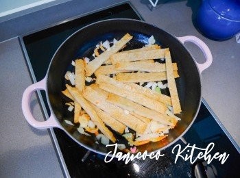 step5: 將魚糕條放入，再一起炒香。