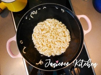 step2: 拉麵用熱水泡軟可鬆開後瀝幹待用。（不需要煮哦！）