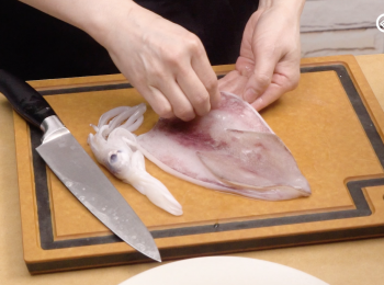 step1: 急凍魷魚先解凍洗淨，再晾乾水 thaw out the squid, clean and dry it
