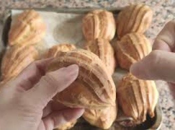 step14: 完成後的泡芙 是金黃色 而且兩边較硬
切開一個 可看到中間是一個大空間, 可膨脹至1-1.5部, 內皮有濕潤感