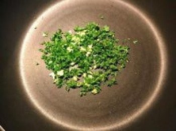 step11: 取一平底鍋放入蒜末和巴西里葉末炒出香味；
