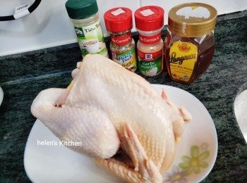 step1: 雞洗干凈。剪去頭尾（個人喜歡可不剪）用廚房紙抹干水份。