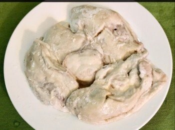 step3: 將罐裝𧐢打開之後取出，留下罐頭內的𧐢水備用，以廚房紙吸乾水份，於𧐢的邊略撲生粉備用。