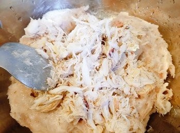 step2: 蟹肉、蝦膠、少許胡椒粉拌勻。