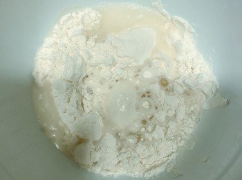 step4: 個皮就大約100g粉, 70g水
就咁搓埋一舊
包好保鮮紙放埋一邊30分鐘

(呢個份量我大約整咗20塊皮)