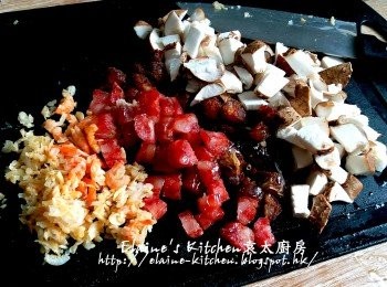 step8: 蝦米蝦皮切碎 , 臘腸 , 潤腸用熱水沖洗後切粒 , 冬菇切粒