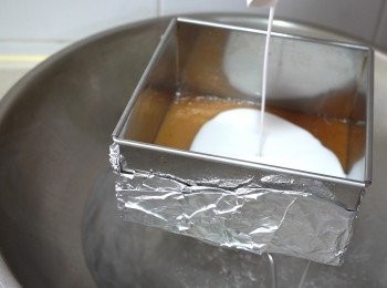 step7: 燒滾大鍋水。蒸盤(6x6吋)塗油，
將約80 毫升紅棗粉漿倒進蒸盤，用大火蒸5-6分鐘，再倒入30 毫升椰汁粉漿蒸5分鐘，梅花間竹地蒸粉漿，完成七層後多蒸15分鐘，確保紅棗糕熟透。