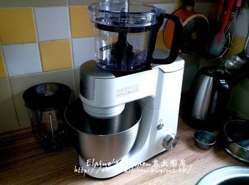 step1: 蝦皮蝦米用100ml水浸10分鐘 , 食物處理器按放在廚師機上