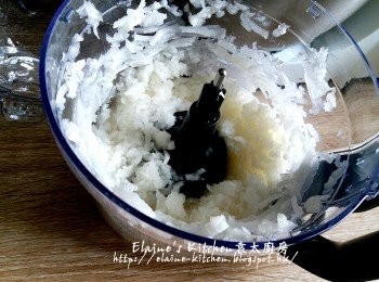 step2: 白蘿蔔去皮略切條狀 , 一半份量逐一放入料理器內按1速切成粗絲