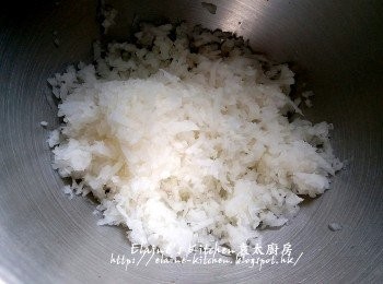 step3: 蘿蔔絲渣乾水份放入大碗內(渣出來的蘿蔔水留用)