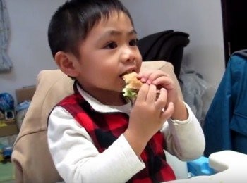 step8: 叫佢望吓鏡頭都難呀~~ 密密食唔停口