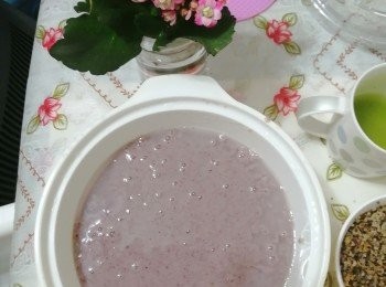 step3: 用容器把米漿加入
在來米妢
糙米粉
小米粉
粟米粉
攪勻加水

把香菇甘筍白蘿蔔混入
再攪均勻至不見粉粒

放在鑊裡用中小大煮熟，放進容器。
用筷子或牙籤看是否熟透
不沾貼代表巳熟

可蒸煮或煎香享用
或放入冰箱保鮮