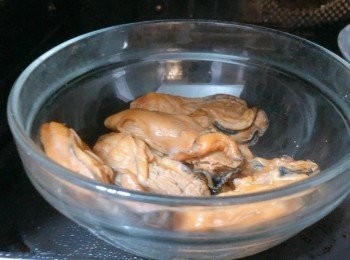 step1: 金蠔略沖一沖水,先蒸4-5分鐘
軟身可以了