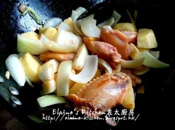 step6: 再加入洋蔥 , 薯仔拌勻炒數分鐘