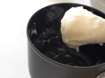 step1: 將三分一糯米粉放入熱水，攪勻 。用小火煮糯米粉至半透明。