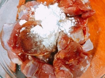 step3: 我用咗豉油、糖、生粉、胡椒粉先醃半個鐘