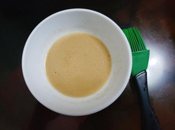 step2: 鹽焗雞粉加少許清水攪勻備用 （質地類似漿糊狀能滴下為OK，不能太稀）
