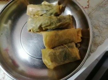 step2: 先把紫菜放進豆包皮裡，
才把大啡菇餸材放入豆包皮像春卷般卷起。
再於豆包皮外加紫菜卷起作裝飾。