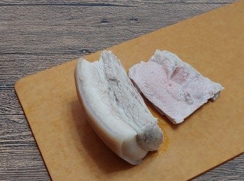 step4: 切去底部帶骨的一層肉