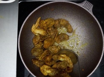 step5: 將雞翻面，再煎至兩面金黃，看到鍋中有油份，先把雞撈出備用（這時的雞大概七分熟）