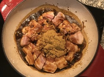 step4: 放入醬油煮滾，加入糖及米酒，再次煮滾！