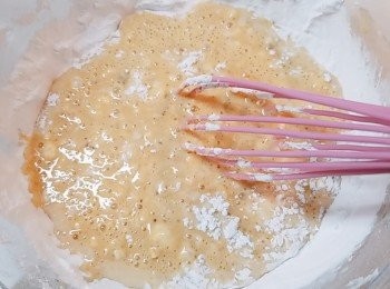 step8: 篩入160g泰國木薯粉、20g馬蹄粉、40g糯米粉拌勻至幼滑。