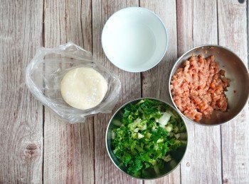 step1: 豬肉加入所有調味料，醃半小時。加入菜粒，順時針拌勻。
📝可以用微波爐加熱一小份餡料試味。