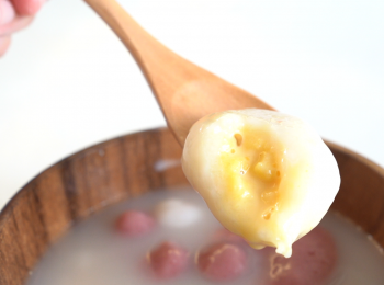 step4: 煮一大鍋水，放入湯圓，湯圓浮面後再多煮1分鐘。
🍨湯圓不用解凍，煮前先檢查有無破損，有破損的話可以用手指沾點水用力把裂縫抹平。
🍨煮湯圓一定要用一大窩水，就能避免煮的時候湯圓黏在一起，造成湯圓皮破裂。
🍨易用中小火煮湯圓，若維持大火狀態，湯圓滾動過多便易煮爛。