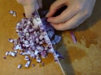 step2: 紫洋蔥切碎, 紅椒洗淨去籽後切粒備用